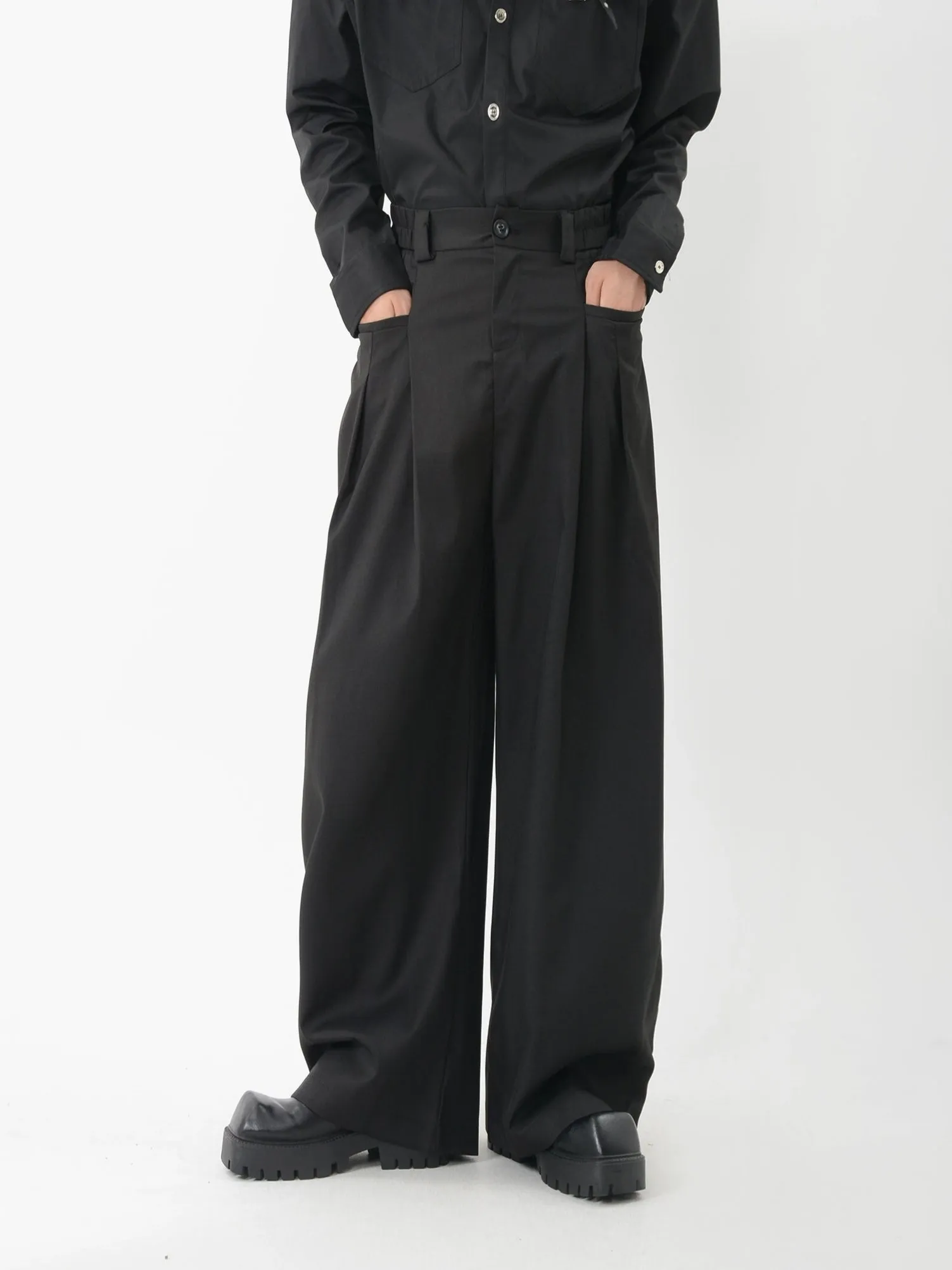 Wide-Leg Pleated Trousers with Fine Line Pocket Detail
