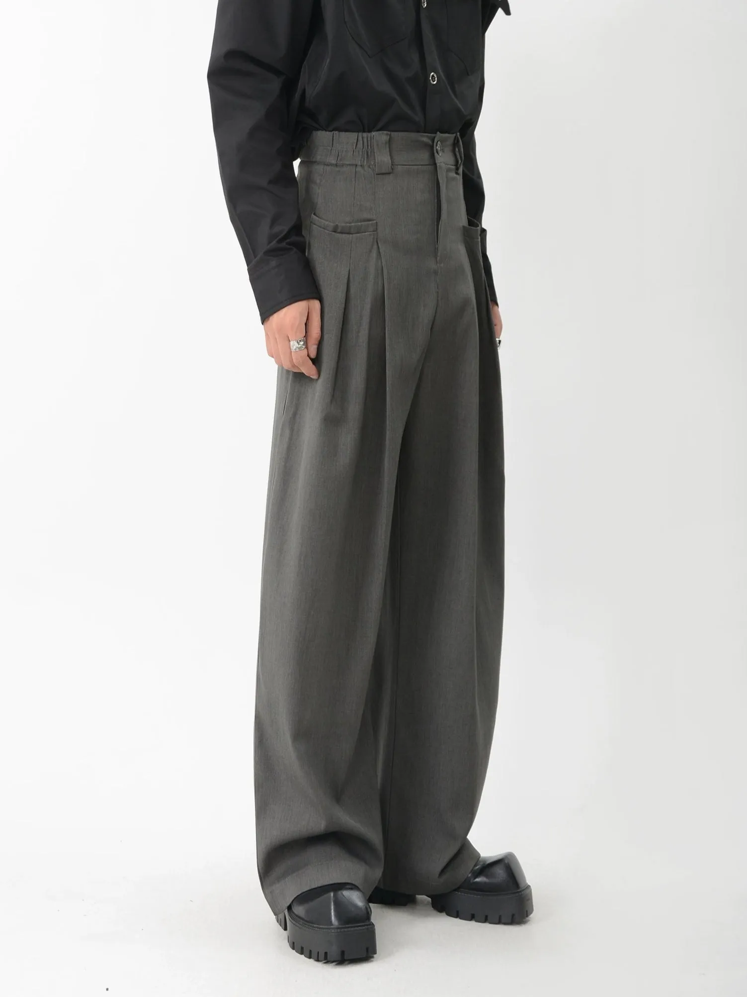 Wide-Leg Pleated Trousers with Fine Line Pocket Detail