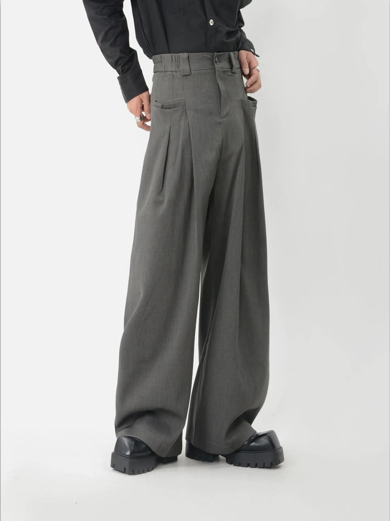 Wide-Leg Pleated Trousers with Fine Line Pocket Detail