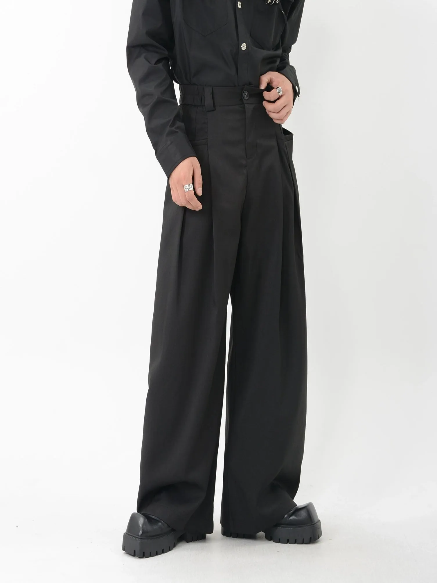 Wide-Leg Pleated Trousers with Fine Line Pocket Detail