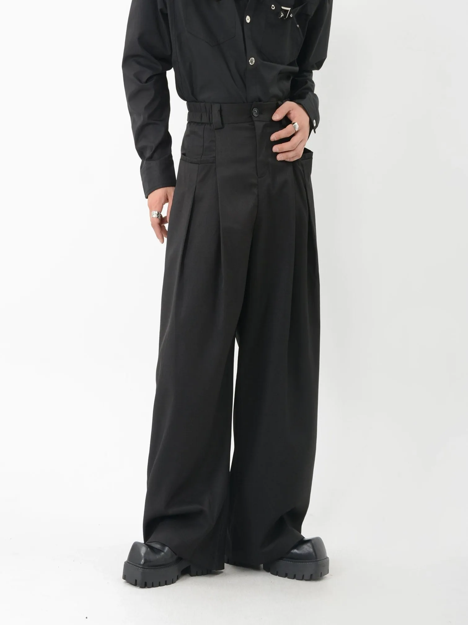 Wide-Leg Pleated Trousers with Fine Line Pocket Detail