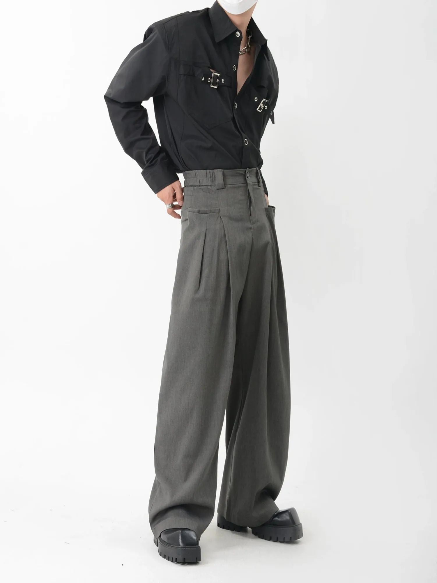 Wide-Leg Pleated Trousers with Fine Line Pocket Detail